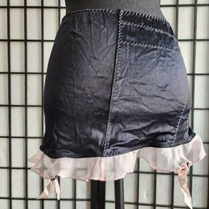 Frederick's garter skirt, black, L